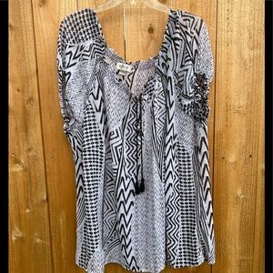 Avenue 22/24 black and white ployester sheer short sleeve blouse top